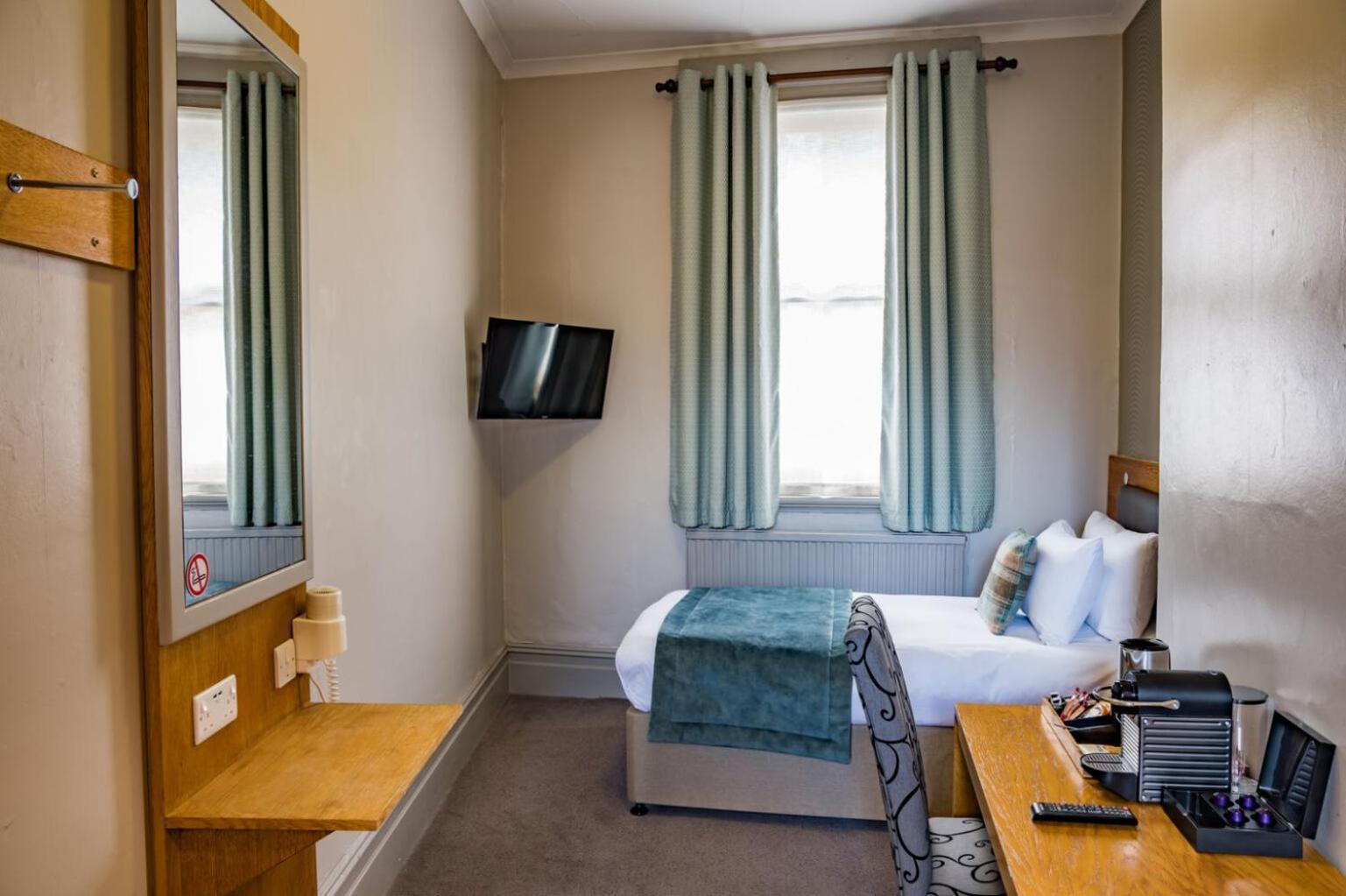 The Goddard Arms Hotel Swindon Eksteriør billede